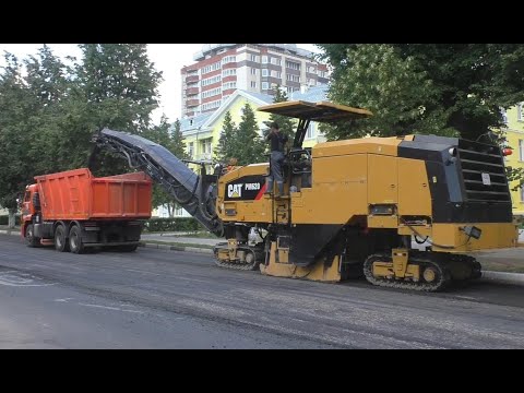 Видео: Дорожная фреза Cat PM620 срезает асфальт