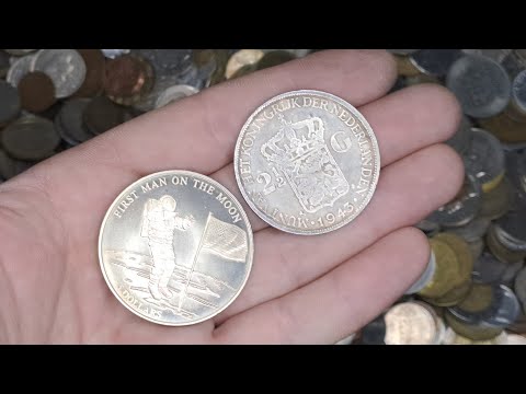 Видео: Купил 9 килограмм микс монет разных стран и нашёл серебряную монету.