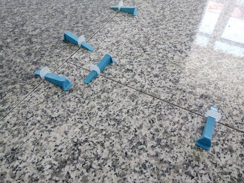 Видео: Укладка гранита на пол. Облицовка пола гранитом. Гранитные плиты на пол.