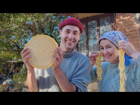 Видео: Брат и сестра готовят домашний сыр. Brother and Sister Cooking Homemade Cheese in the Village