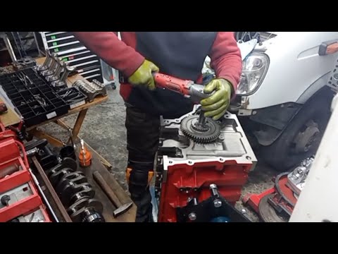 Видео: Сборка двигателя Cummins isf 2.8 часть первая.Задняя верхняя крышка грм.