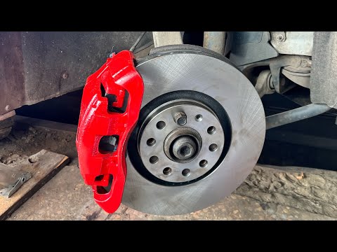 Видео: Замена передних тормозных дисков и колодок на Ауди А6 С5 Кваттро. 