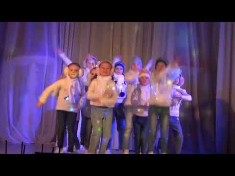 Видео: Новогоднее представление Алиса в стране новогодних чудес