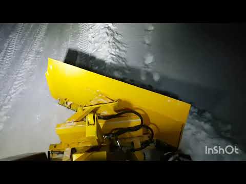 Видео: Работа минипогрузчика с поворотным отвалом.