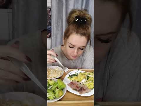 Видео: Мукбанг картошечка селёдка и помидоры по-корейски 🍅