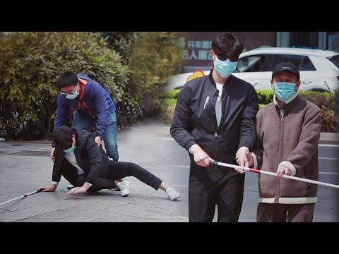 Видео: Слепой человек упал из-за завязок, что прохожие будут делать?