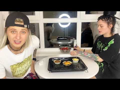 Видео: CHALLENGE: готовка без рук (капкейки) Влог Тани Бурой