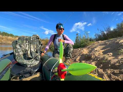 Видео: РЫБАЛКА на реке. Щука, окунь и ДЛИННЫЙ ПУТЬ до ужина! Испугалась, что не успею 😅#464