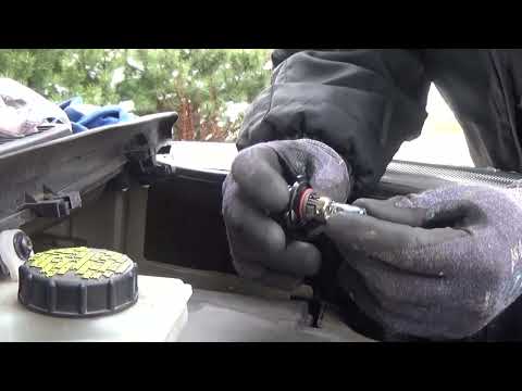 Видео: Замена лампы ближнего (дальнего) света Ford Escape 2017