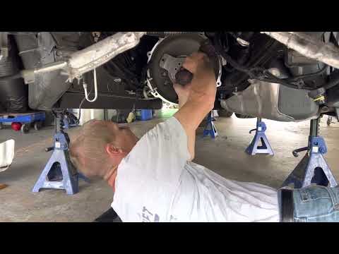 Видео: Обслуживание крутящего момента Corvette C6 в автомобиле