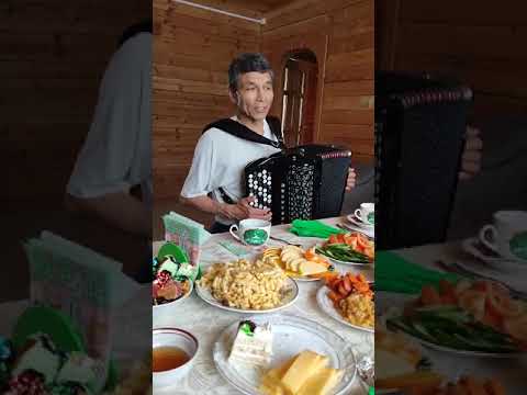 Видео: Бик матур жырлый тыннап карагыз эле