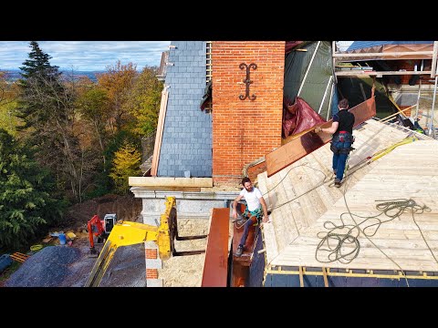 Видео: Подняв огромные медные панели, можно увидеть неожиданную цветовую гамму фасада.