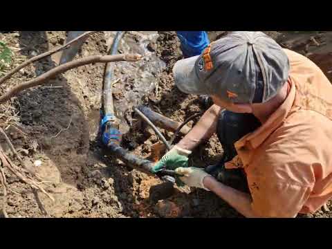 Видео: Форсунка для промывки канализации застряла в трубе!