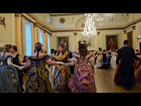 Видео: Посетите викторианский бал эпохи Первой суеты в Бате. Исторический танец.