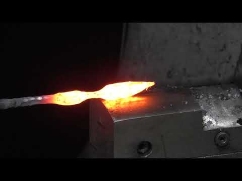 Видео: Ковка листика (крючок на стену)!