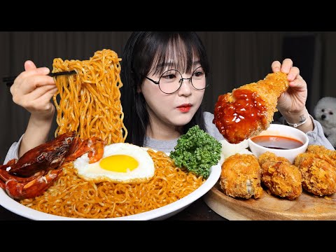 Видео: Индонезийская лапша ми горенг и жареная курица🍜🍗Mukbang ASMR
