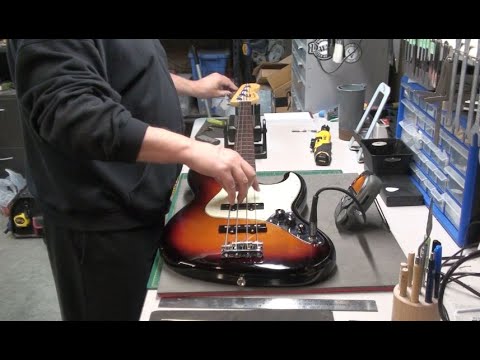 Видео: Бас-гитара Fender American Fretless Jazz Bass 2017 года с новыми струнами D'Addario Flatwounds!