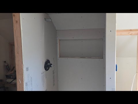 Видео: Строительство гостевого душа обретает форму