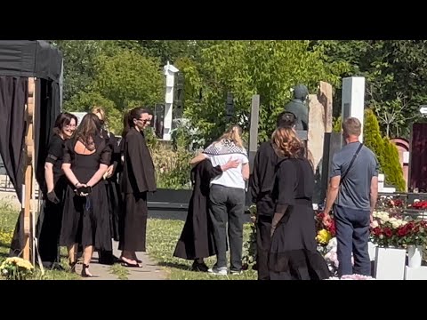 Видео: Семья и друзья Анастасии Заворотнюк собрались на Троекуровском кладбище _ 40 дней без Насти …