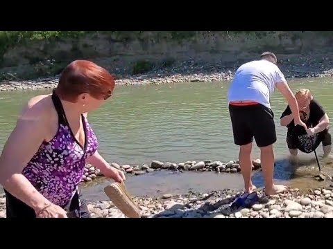 Видео: Надя с мамой открыли купальный сезон Чуть не утонул