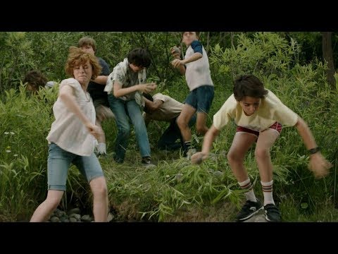 Видео: Битва камнями. Клуб неудачников помогает Майку отделаться отбанды Генри. (Оно. 2017)