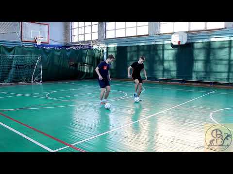 Видео: Ведение мяча внешней и внутренней частью подъёма.5-7 класс