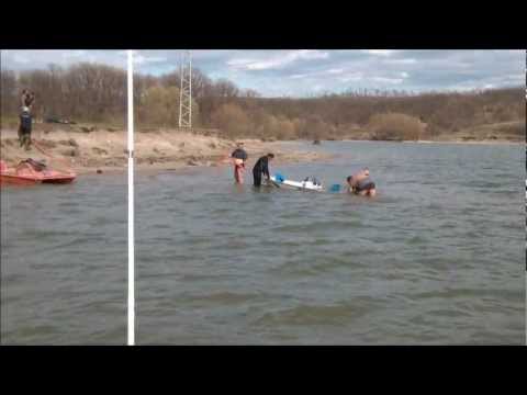 Видео: Вадене на потънала лодка в язовир Ивайловград
