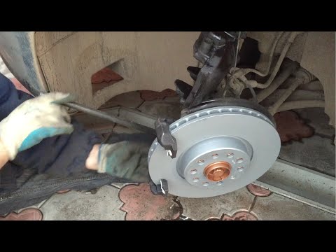 Видео: Как заменить передние тормозные диски и колодки на Passat B6