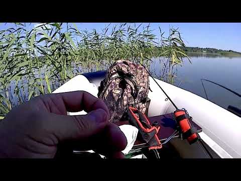 Видео: Рыбалка с лодки на поплавок