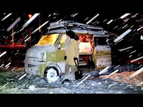 Видео: Автомобильный кемпинг в метель в холодный зимний день.