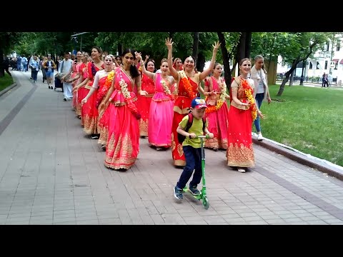 Видео: 2021 06 05 Харинама Gaura Shakti Кузнецкий Мост (2/2). Harinama in Moscow (Russia)