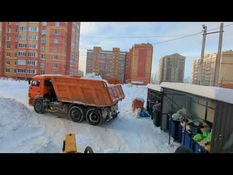 Видео: Чищу дворы срезаю накат и гружу КамАЗы