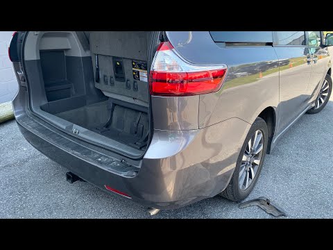 Видео: Как снять накладку заднего бампера на Toyota Sienna 2019 года