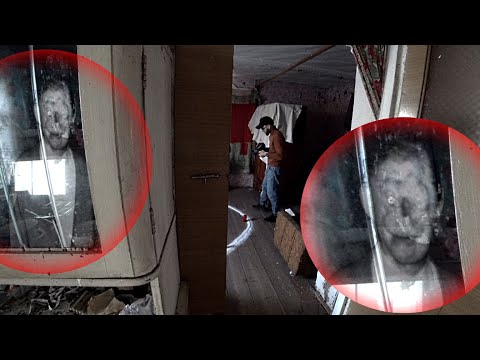 Видео: ЭТО НЕ ПОМОГЛО СПАСТИСЬ ОТ ЗЛЫХ ДЕМОНОВ В ЭТОМ ДОМЕ