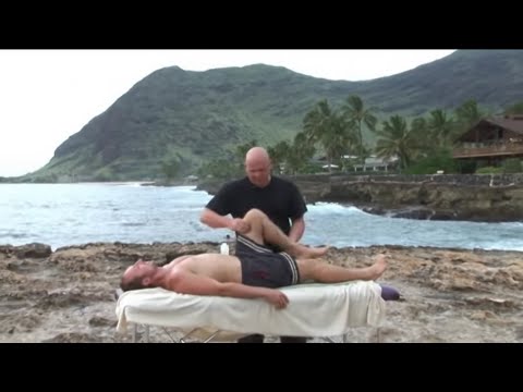 Видео: Продвинутый массаж Рейнора на Гавайях — глубокая проработка ног, стоп и шеи (часть 2 с Брэндоном ...