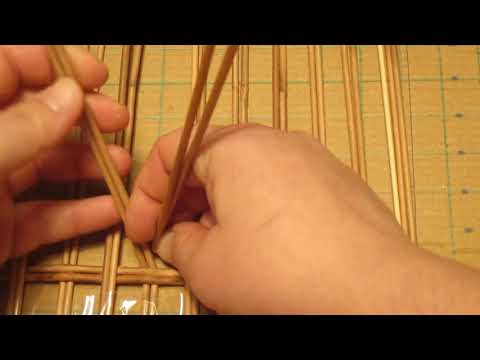 Видео: 2 урок. Плетение донышка. Шкатулка для рукоделия из газетных трубочек.