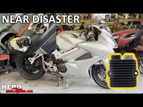 Видео: Установка Honda VFR800 (6-го поколения) Mosfet RR