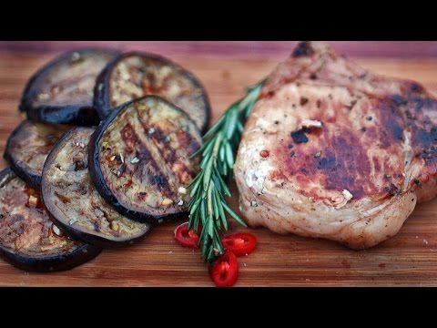 Видео: СВИНЫЕ ОТБИВНЫЕ НА ГРИЛЕ И ЧЕСНОЧНЫЙ БАКЛАЖАН | Гриль рецепт 🔥🔥🔥