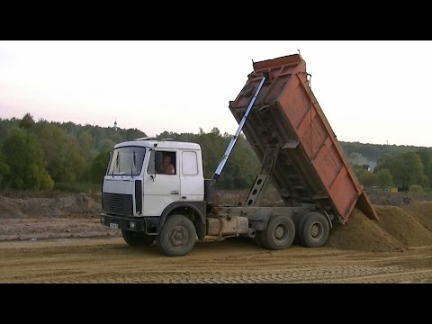 Видео: Самосвалы МАЗ-5516 разгружаются