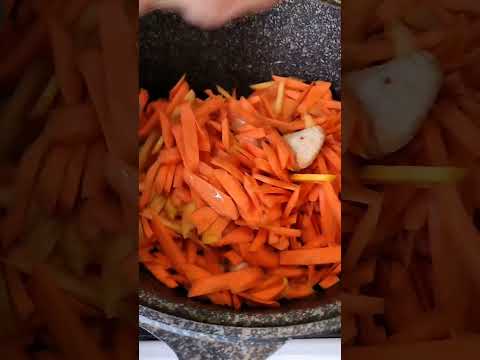 Видео: Сегодня плов на обед с салатом из помидор