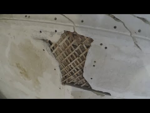 Видео: 13. Восполнение утрат на стене. Как работать штукатурным  инструментом. Реставрация в старом доме.