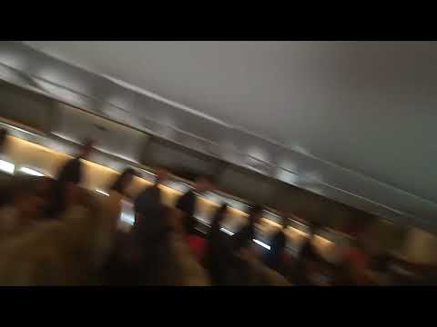 Видео: высадка пассажиров из самолётов boeing 777 200 авиакомпании red wings airlines