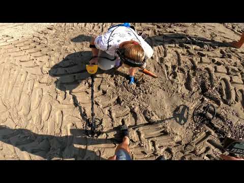 Видео: Испания. С металлодетектором на пляже.