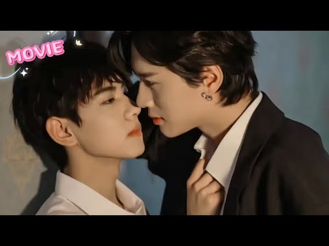 Видео: "Красавчик-топ подловил цундэрэ: прячет фото его пресса! 😏💦 И тайно радуется!"