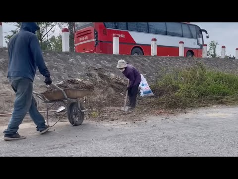 Видео: Удивительно видеть, как двое убирают мост, удаляя сорняки, грязь и мусор!