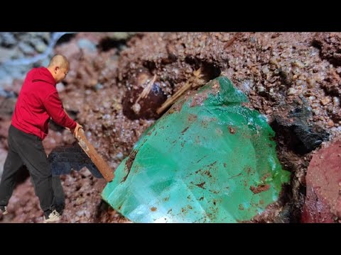 Видео: Качественные зеленые кристаллы появляются в вулканических пещерах. бриллиант, золото