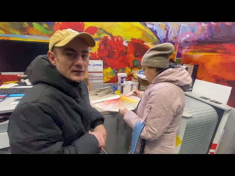 Видео: МАМА ВЫБИРАЕТ КРАСКУ.. РАБОТНИК ЧУТЬ НЕ СОРВАЛСЯ