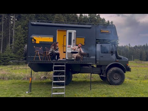 Видео: КЕМПИНГ С ГРУЗОВИКОМ-КАРАВАНОМ С АЛКОВИНОМ И БАЛКОНОМ