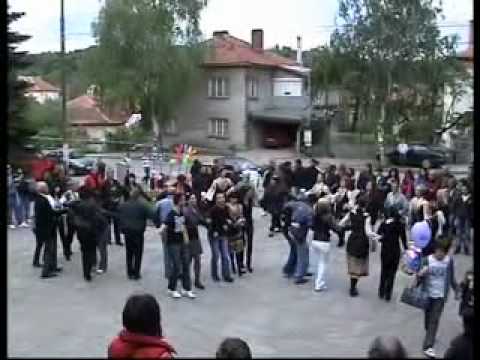 Видео: Завихрило се ситно хоро на мегдана- Bulgarian folklore