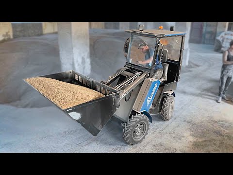 Видео: Работа мини-погрузчика на зернохранилище